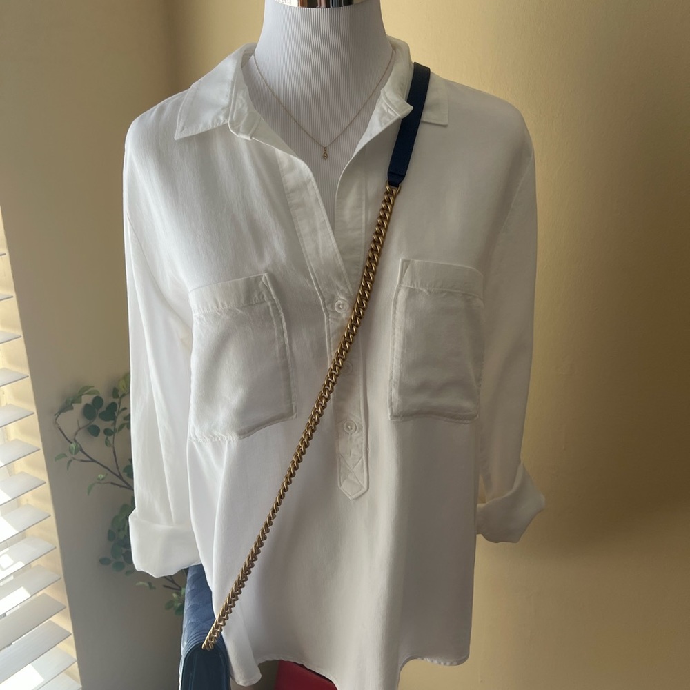 BELLA DAHL Classic White Buttoned-up Blouse, high-low w/ front pockets Size S